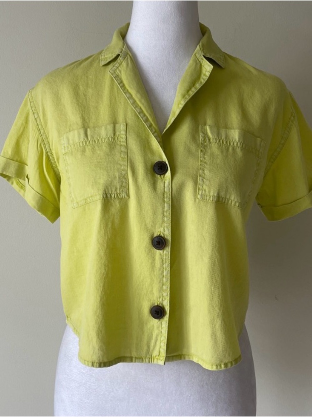 Wild fable Kiwi Bright Yellow button up Short Sleeve Cropped blouse with pockets